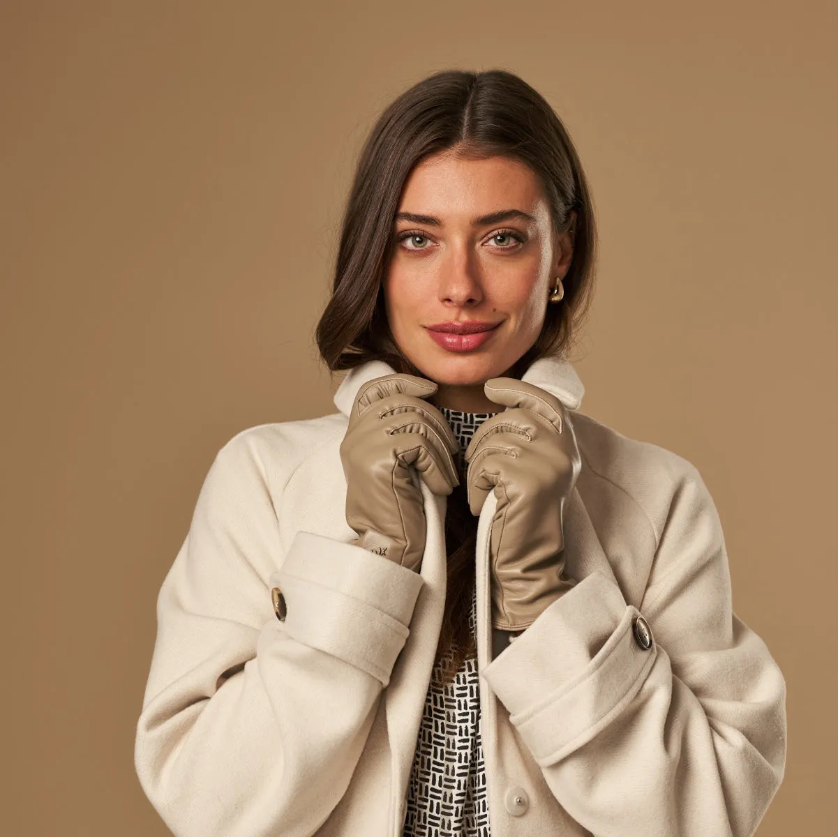 Ivy (beige) – sheepskin leather gloves with wool/cashmere lining & touchscreen feature