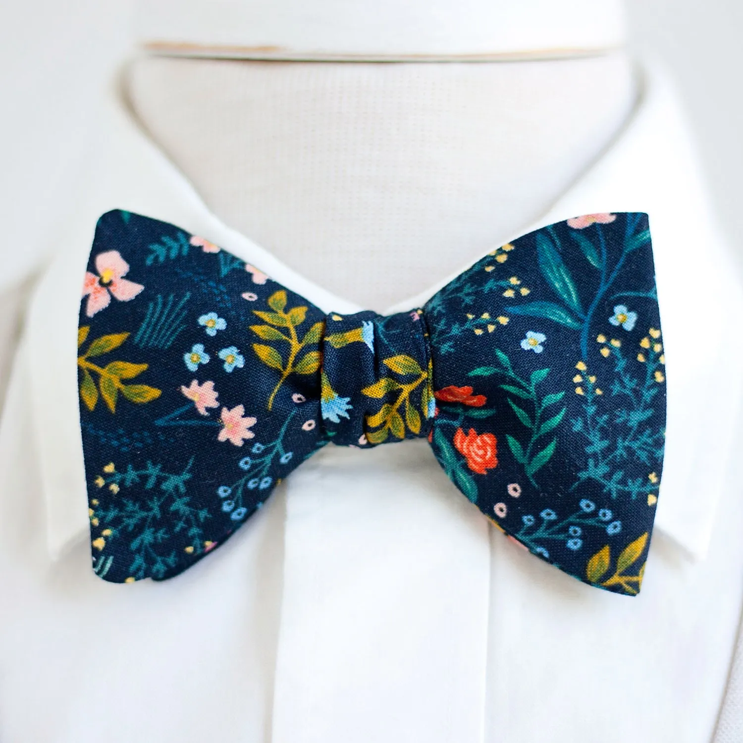 Men's Freestyle Self-Tie Bow Tie / Navy Metallic Floral