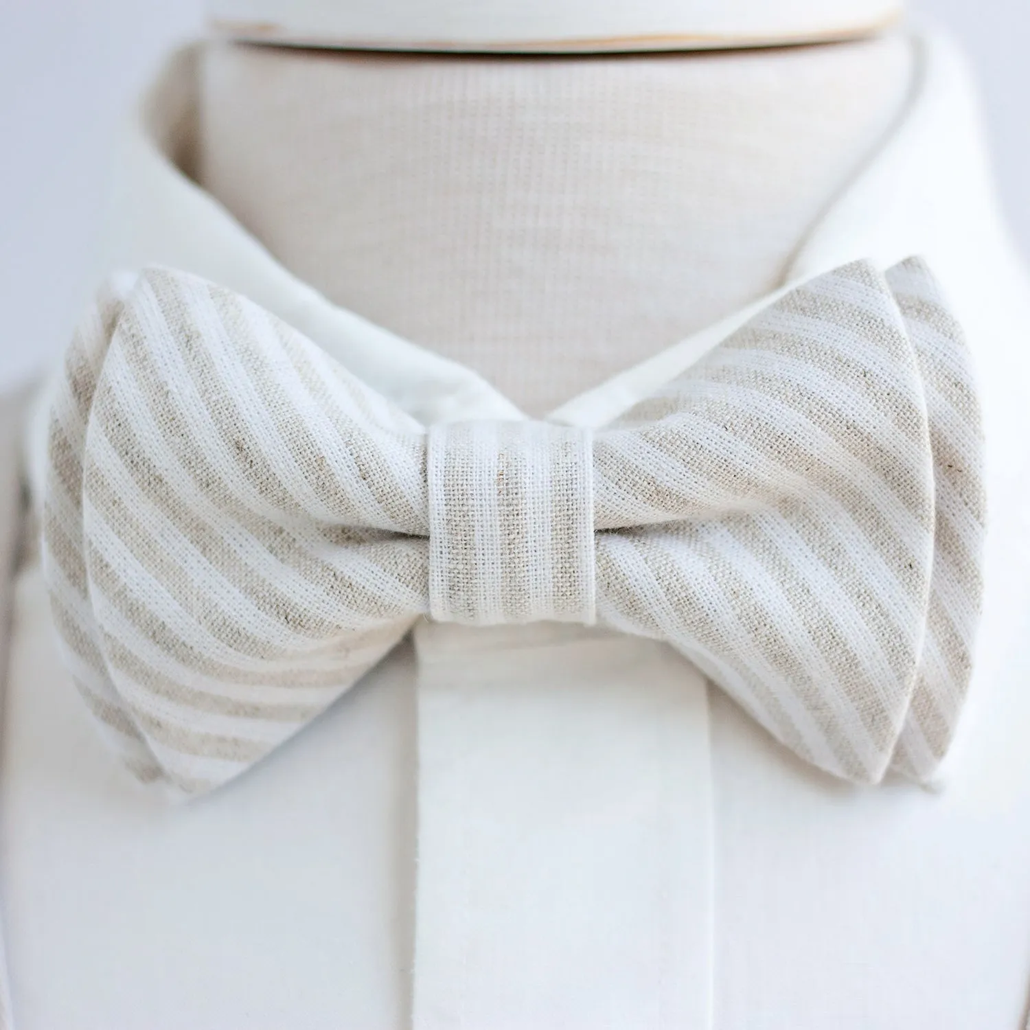 Men's Pre-Tied Bow Tie / Natural Linen Stripe